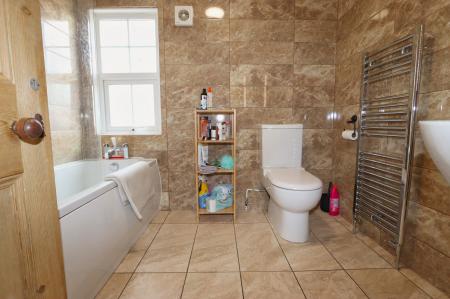 4 bedroom Semi-detached house for sale in Huntingdon Road, Thrapston, NN14