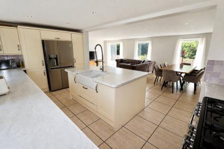 6 bedroom Detached house for sale in Oakley Road, Corby, NN18