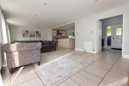 6 bedroom Detached house for sale in Oakley Road, Corby, NN18