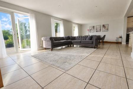 6 bedroom Detached house for sale in Oakley Road, Corby, NN18