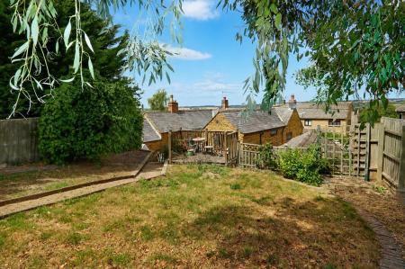 3 bedroom Cottage for sale in Arnhill Road, Gretton, NN17