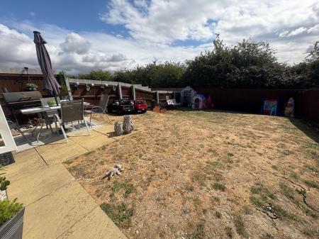 3 bedroom Semi-detached house to let in Shackleton close, Corby, NN18