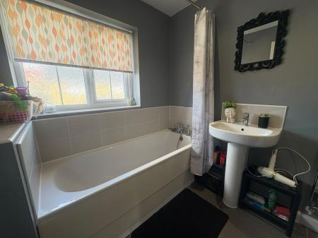 3 bedroom Semi-detached house to let in Shackleton close, Corby, NN18