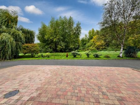 4 bedroom Detached house for sale in Dalby Close, Kettering, NN16