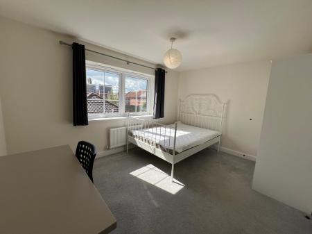 4 bedroom Semi-detached house to let in Brambling Avenue, Coventry, CV4