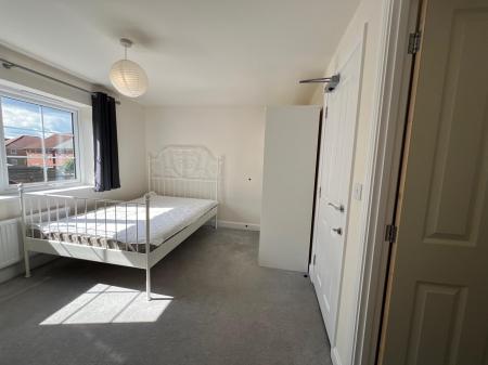 4 bedroom Semi-detached house to let in Brambling Avenue, Coventry, CV4