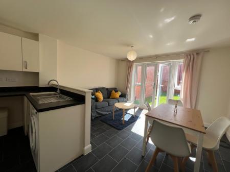 4 bedroom Semi-detached house to let in Brambling Avenue, Coventry, CV4