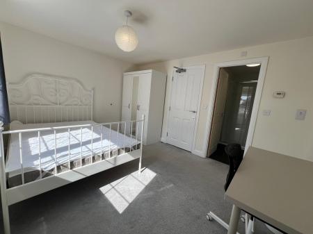 4 bedroom Semi-detached house to let in Brambling Avenue, Coventry, CV4