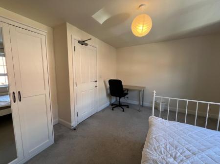 4 bedroom Semi-detached house to let in Brambling Avenue, Coventry, CV4