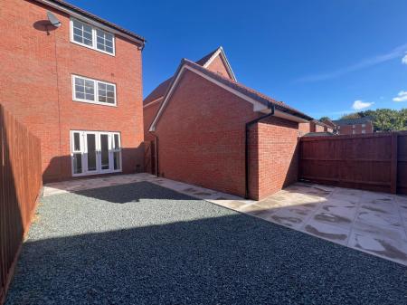 4 bedroom Semi-detached house to let in Brambling Avenue, Coventry, CV4