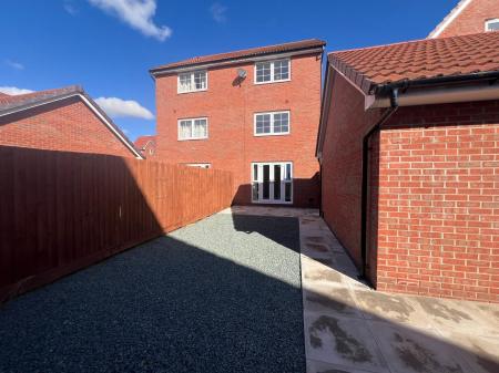 4 bedroom Semi-detached house to let in Brambling Avenue, Coventry, CV4