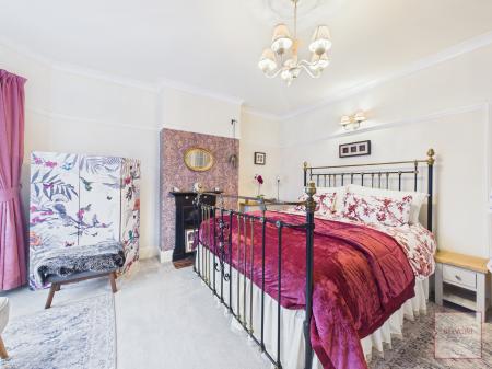 3 bedroom Terraced House for sale in Gainsborough Road, Crewe, CW2