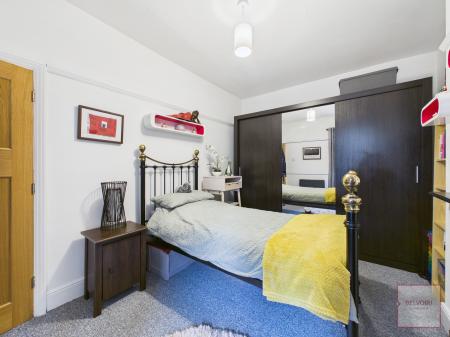 3 bedroom Terraced House for sale in Gainsborough Road, Crewe, CW2