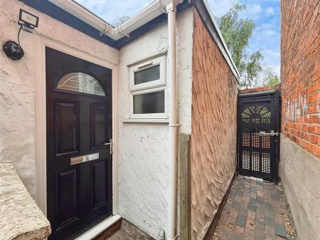 1 bedroom Flat to let in Market Street, Crewe, CW1