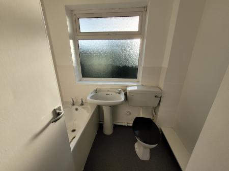 3 bedroom Flat to let in Valley Drive, Newthorpe, NG16