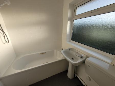 3 bedroom Flat to let in Valley Drive, Newthorpe, NG16