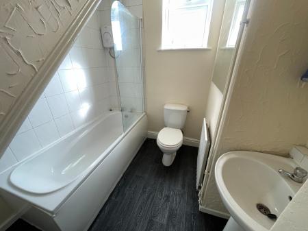2 bedroom Flat to let in Market Street, Heanor, DE75