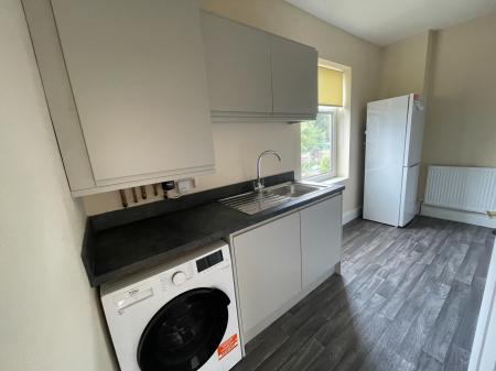 2 bedroom Flat to let in Thorpes Road, Heanor, DE75