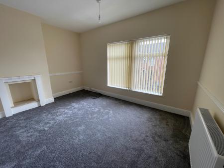 2 bedroom Flat to let in Thorpes Road, Heanor, DE75