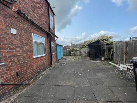 2 bedroom Flat to let in Thorpes Road, Heanor, DE75