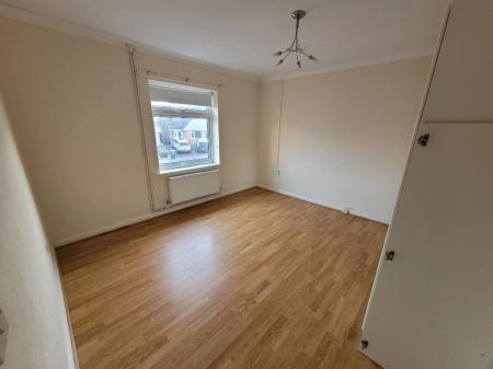 2 bedroom Flat to let in Valley Drive, Newthorpe, NG16