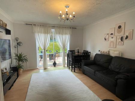 2 bedroom Semi-detached house to let in Maud Close, Devizes, SN10
