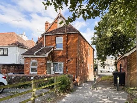 2 bedroom Flat to let in Estcourt Street, Devizes, SN10