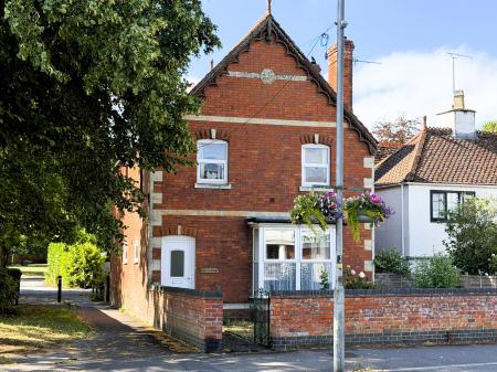 2 bedroom Flat to let in Estcourt Street, Devizes, SN10