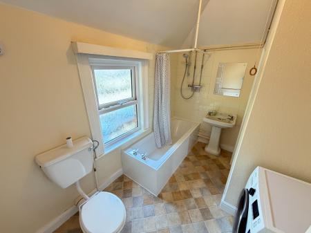 2 bedroom Flat to let in Estcourt Street, Devizes, SN10