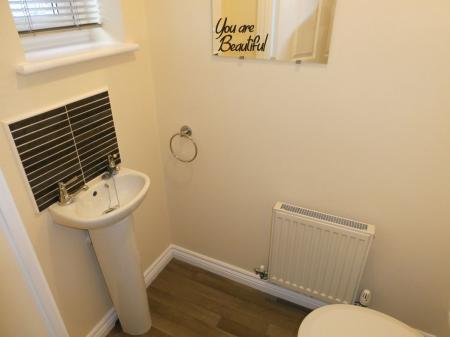 3 bedroom Semi-detached house to let in Wakelam Drive, Armthorpe, DN3