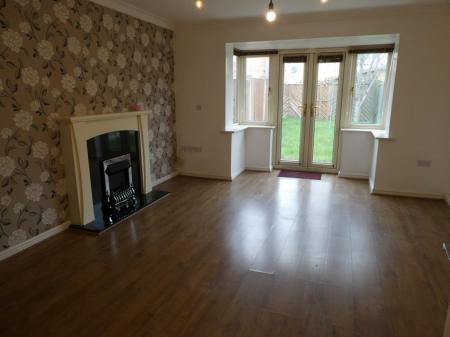 3 bedroom Town house to let in Sunningdale Drive, Edlington, DN12