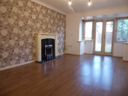 3 bedroom Town house to let in Sunningdale Drive, Edlington, DN12