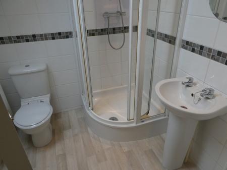 3 bedroom Town house to let in Sunningdale Drive, Edlington, DN12