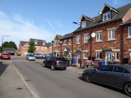 3 bedroom Town house to let in Sunningdale Drive, Edlington, DN12