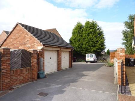 3 bedroom Town house to let in Sunningdale Drive, Edlington, DN12