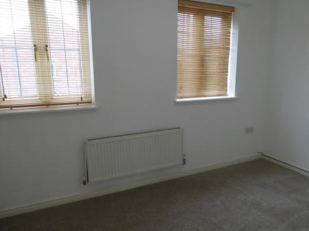 3 bedroom Town house to let in Sunningdale Drive, Edlington, DN12