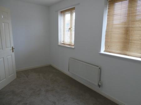 3 bedroom Town house to let in Sunningdale Drive, Edlington, DN12