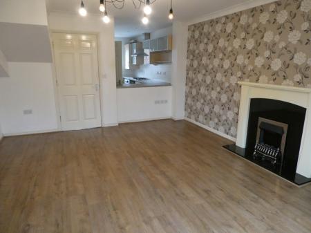 3 bedroom Town house to let in Sunningdale Drive, Edlington, DN12