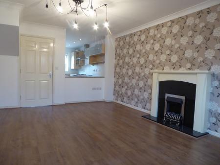 3 bedroom Town house to let in Sunningdale Drive, Edlington, DN12