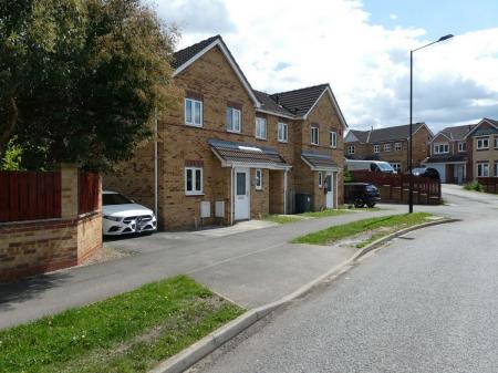 3 bedroom Semi-detached house to let in Reeves Way, Armthorpe, DN3