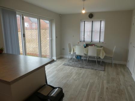 4 bedroom Detached house to let in Bowen Drive, Armthorpe, DN3