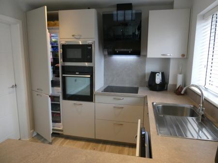 4 bedroom Detached house to let in Bowen Drive, Armthorpe, DN3
