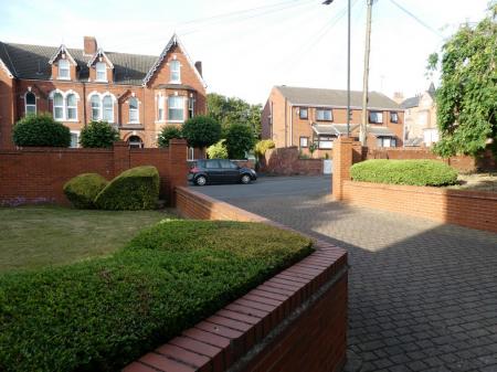 2 bedroom Flat to let in Auckland Grange, Doncaster, DN2
