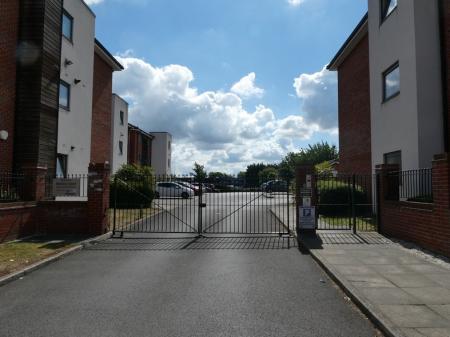 2 bedroom Flat to let in Mere Lane, Armthorpe, DN3