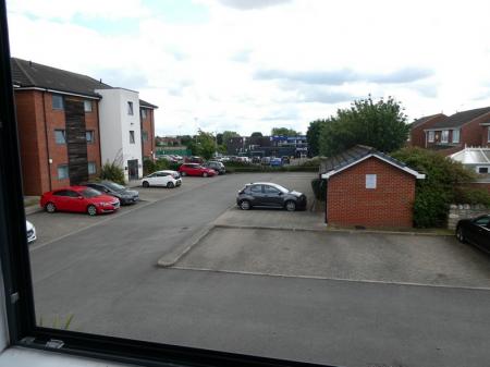 2 bedroom Flat to let in Mere Lane, Armthorpe, DN3