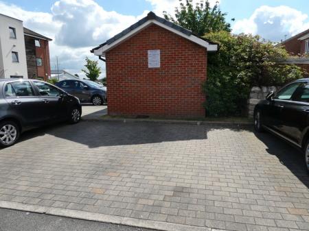 2 bedroom Flat to let in Mere Lane, Armthorpe, DN3