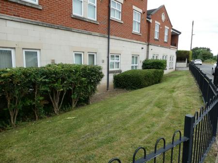 2 bedroom Flat to let in Ings Lane, Skellow, DN6