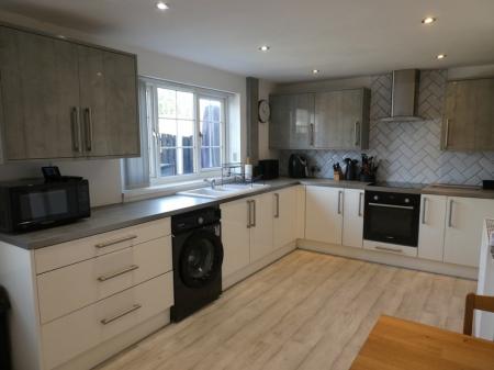 3 bedroom Semi-detached house to let in Lime Tree Walk, Conisbrough, DN12