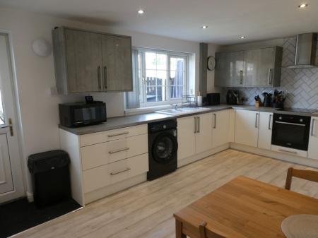 3 bedroom Semi-detached house to let in Lime Tree Walk, Conisbrough, DN12