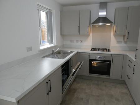 4 bedroom Semi-detached house to let in Donnelly Road, Armthorpe, DN3